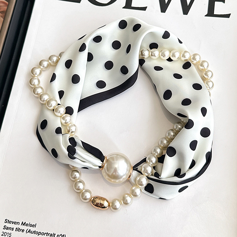 Travel Accessories Aesthetic - Satynowa apaszka na szyję z perłowym